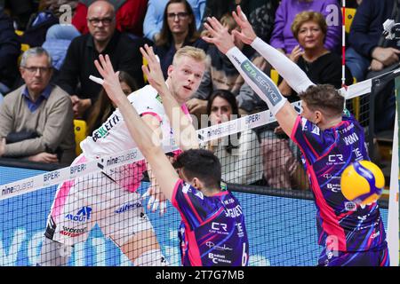 Modène, Italie. 15 novembre 2023. Mathijs Desmet à Palapanini pendant le match Superlega volley Valsa Group Valsa Group Modena entre Pallavolo Padova Credit : Independent photo Agency/Alamy Live News Banque D'Images