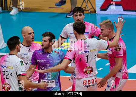 Modène, Italie. 15 novembre 2023. Équipe à Palapanini pendant le match Superlega volley Valsa Group Valsa Group Modena entre Pallavolo Padova crédit : Agence photo indépendante / Alamy Live News Banque D'Images