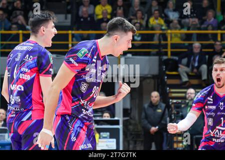 Modène, Italie. 15 novembre 2023. Tommaso Rinaldi à Palapanini pendant le match Superlega volley Valsa Group Valsa Group Modena entre Pallavolo Padova crédit : Agence photo indépendante/Alamy Live News Banque D'Images