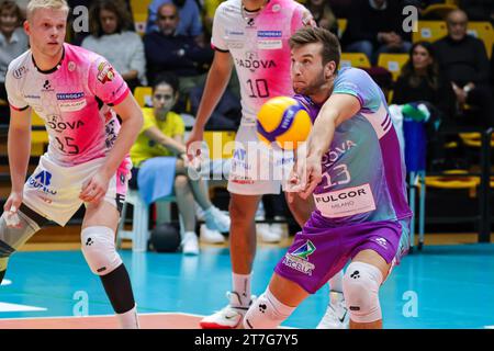 Modène, Italie. 15 novembre 2023. Julian Zenger à Palapanini pendant le match Superlega volley Valsa Group Valsa Group Modena entre Pallavolo Padova crédit : Agence photo indépendante / Alamy Live News Banque D'Images