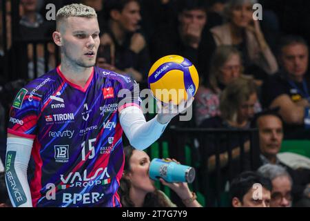 Modène, Italie. 15 novembre 2023. Uladzislau Davyskiba à Palapanini pendant le match Superlega volley Valsa Group Valsa Group Modena entre Pallavolo Padova Credit : Independent photo Agency/Alamy Live News Banque D'Images