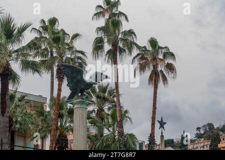 Partie haute du monument aux soldats tombés au combat des première et deuxième guerres mondiales avec un aigle de bronze aux ailes déployées, finale Ligure, Savone Banque D'Images