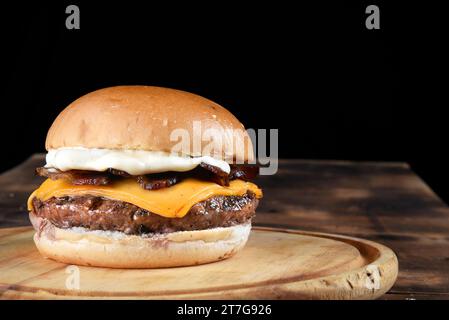 sandwich avec hamburger de boeuf sur brioche salade d'oeuf et bacon street food image Banque D'Images