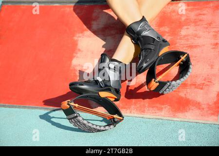 Femme avec des bottes de saut kangoo à l'extérieur, gros plan Banque D'Images