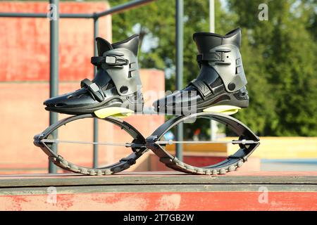 Bottes de saut kangoo élégantes dans le parc d'entraînement Banque D'Images