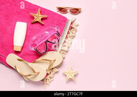 Composition avec accessoires de plage et étoiles de mer sur fond de couleur Banque D'Images