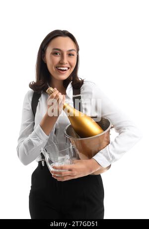 Femme barman avec champagne sur fond blanc Banque D'Images