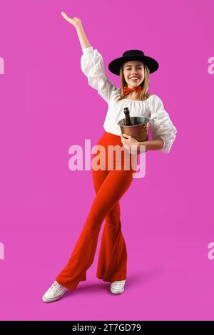 Barman féminin avec champagne sur fond violet Banque D'Images