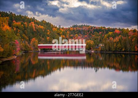 Pont couvert de Wakefield, rivière Gatineau, automne et ciel orageux, Québec, Canada Banque D'Images
