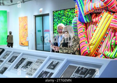 New York, États-Unis, 15 novembre 2023. L'artiste pop conceptuelle Argentine Marta Minujín, 80 ans, utilise son téléphone lorsqu'elle visite sa grande exposition au Musée juif : ' Marta Minujín : Arte! Arte ! Arte!', ouverture le 17 novembre. A côté d'elle se trouve le nouveau directeur du Musée juif, James S. Snyder. Crédit : Enrique Shore/Alamy Live News Banque D'Images