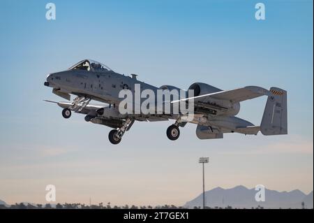 Un avion A-10 Thunderbolt II affecté au 66th Weapons Squadron, U.S. Air Force Weapons School, décolle pour une mission d’entraînement de la base aérienne de Nellis, Nevada, le 1 novembre 2023. L'US Air Force Weapons School enseigne des cours d'instructeur de niveau supérieur qui fournissent une formation avancée en armes et en tactiques à l'emploi des officiers et des spécialistes enrôlés des forces aériennes de combat et de mobilité. (Photo de l'US Air Force par le 1st Lt. Jimmy Cummings) Banque D'Images