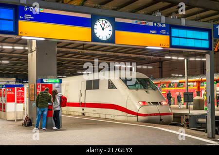 Münchner Hauptbahnhof nach Beginn des Warnstreiks der Lokführergewerkschaft GDL am Mittwochabend, München, 15. Novembre 2023 Deutschland, München, 15. November 2023, alles ruhig im Münchner Hauptbahnhof abends UM 23 Uhr, eine Stunde nach Beginn des Warnstreiks der Lokführergewerkschaft GDL, nur wenige Reisende noch unterwegs, Warnstreik dauert bis Donnerstagabend 18 Uhr, Regional- und Fernverkehr sind betroffen, die GDL fordert deutlich deutlich, Lohn, und Reduzierung der Arbeitszeit auf 35 Stunden pro Woche, Tarifrunde, Tarifverhandlungen, Gewerkschaft, Deutsche Bahn, Reisende am Münchner Hauptbah Banque D'Images