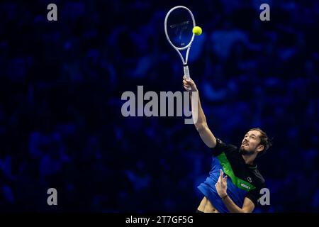 Turin, Italie. 15 novembre 2023. Daniil Medvedev, de Russie, en action pendant le match du tournoi à la ronde en simple contre Alexander Zverev, d'Allemagne, pendant la quatrième journée des finales Nitto ATP. Crédit : Nicolò Campo/Alamy Live News Banque D'Images