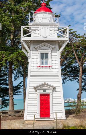 Phare de Blackett, Timaru conçu par John Blackett. La rangée de onze arbres macrocarpa matures donne le phare, un bâtiment historique, un beau b Banque D'Images