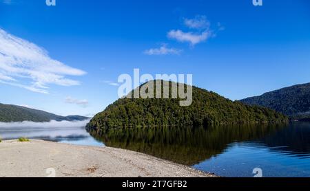 Lake Rotoiti est situé au bord du parc national Nelson Lakes et il est à une courte distance de marche de St. Arnaud Banque D'Images