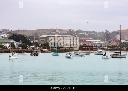 Oamaru a été construit entre les collines de calcaire et courte étendue de terre plate à la mer. Cette roche calcaire est utilisée pour le constructi Banque D'Images