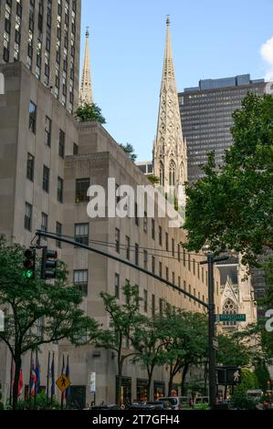 Les flèches de la cathédrale St Patrick à New York Banque D'Images