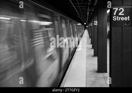 Un train de métro à grande vitesse à 72nd Street Station à New York Banque D'Images