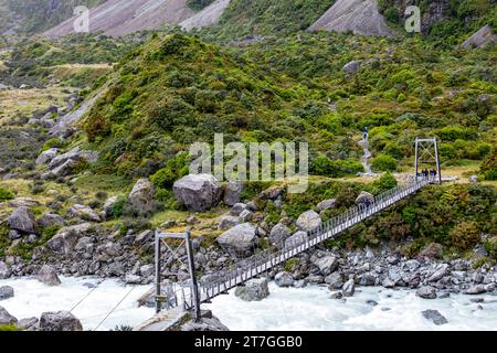 Aoraki ou / Mount Cook[a] est la plus haute montagne de Nouvelle-Zélande. Sa hauteur à 3 724 mètres. Hooker Valley Track a trois ponts suspendus. Abaisser H. Banque D'Images