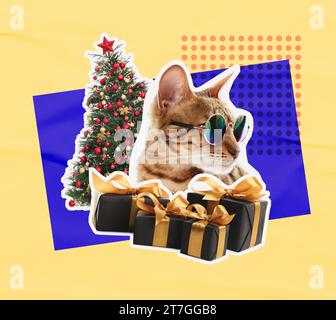 Collage créatif. Chat dans des lunettes de soleil et des boîtes-cadeaux près de l'arbre de Noël sur fond de couleur Banque D'Images
