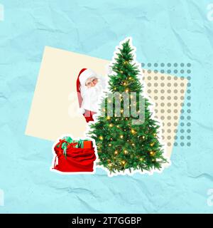 Collage créatif. Père Noël se cachant derrière l'arbre de Noël sur fond de couleur Banque D'Images