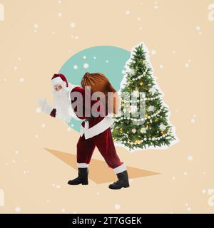 Collage créatif. Père Noël avec sac marchant près de l'arbre de Noël sur fond de couleur Banque D'Images