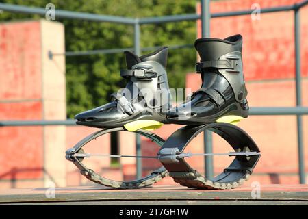 Bottes de saut kangoo élégantes dans le parc d'entraînement Banque D'Images