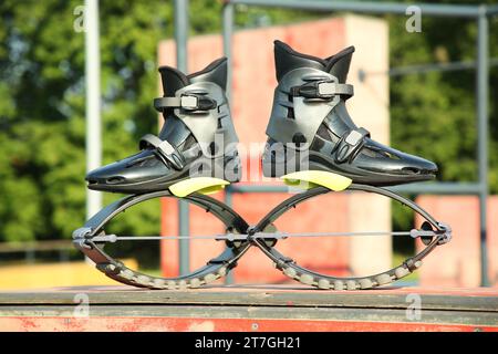 Bottes de saut kangoo élégantes dans le parc d'entraînement Banque D'Images