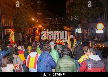 Oviedo, Asturies, Espagne. 15 novembre 2023. Oviedo, Espagne, le 15 novembre 2023 : une centaine de personnes se sont rassemblées devant le bâtiment du PSOE à Oviedo lors du rassemblement contre l’amnistie et la trahison!, le 15 novembre 2023 à Oviedo, en Espagne. (Image de crédit : © Alberto Brevers/Pacific Press via ZUMA Press Wire) USAGE ÉDITORIAL SEULEMENT! Non destiné à UN USAGE commercial ! Banque D'Images