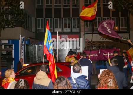 Oviedo, Asturies, Espagne. 15 novembre 2023. Oviedo, Espagne, le 15 novembre 2023 : une centaine de personnes se sont rassemblées devant le bâtiment du PSOE à Oviedo lors du rassemblement contre l’amnistie et la trahison!, le 15 novembre 2023 à Oviedo, en Espagne. (Image de crédit : © Alberto Brevers/Pacific Press via ZUMA Press Wire) USAGE ÉDITORIAL SEULEMENT! Non destiné à UN USAGE commercial ! Banque D'Images