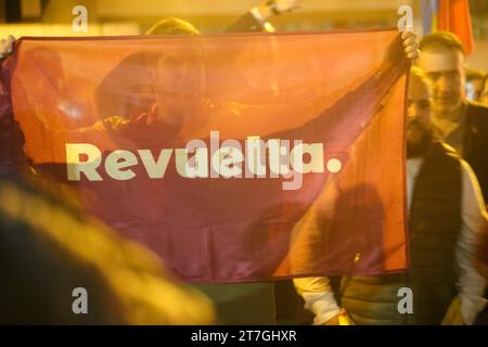 15 novembre 2023 : Oviedo, Espagne, 15 novembre 2023 : un garçon tient le drapeau de Revuelta, l'organisateur des rassemblements, pendant le rassemblement contre l'amnistie et la trahison!, le 15 novembre 2023, à Oviedo, en Espagne. Crédit : Alberto Brevers/Alamy Live News. (Image de crédit : © Pacific Press via ZUMA Press Wire) USAGE ÉDITORIAL SEULEMENT! Non destiné à UN USAGE commercial ! Banque D'Images