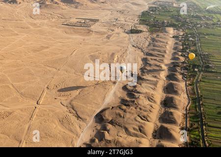 Vue aérienne de la montgolfière au-dessus de la rangée de tombeau pyramidal antique reste sur le bord du désert et des champs fertiles de la vallée du Nil Banque D'Images