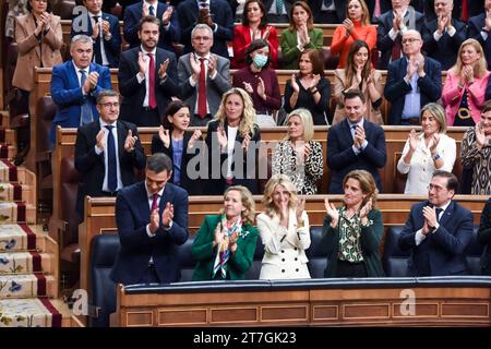 Madrid, Espagne. 15 novembre 2023. Pedro Sanchez (L, en bas), leader du Parti socialiste ouvrier espagnol (PSOE), réagit lors du débat d'investiture à Madrid, en Espagne, le 15 novembre 2023. Le Congrès des députés (Parlement) a commencé mercredi le deuxième débat sur l'investiture du dirigeant du Parti socialiste ouvrier espagnol (PSOE) Pedro Sanchez comme prochain Premier ministre du pays après les élections générales de juillet 23. POUR ALLER AVEC «les législateurs débattent d'un nouveau mandat pour le Premier ministre par intérim espagnol Sanchez» crédit : Meng Dingbo/Xinhua/Alamy Live News Banque D'Images