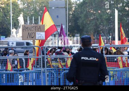 Madrid, Espagne. 15 novembre 2023. Les gens protestent contre une éventuelle amnistie pour les politiciens catalans impliqués dans un référendum sur l'indépendance devant le Congrès des députés d'Espagne à Madrid, Espagne, le 15 novembre 2023. Le Congrès des députés (Parlement) a commencé mercredi le deuxième débat sur l'investiture du dirigeant du Parti socialiste ouvrier espagnol (PSOE) Pedro Sanchez comme prochain Premier ministre du pays après les élections générales de juillet 23. POUR ALLER AVEC «les législateurs débattent d'un nouveau mandat pour le Premier ministre par intérim espagnol Sanchez» crédit : Meng Dingbo/Xinhua/Alamy Live News Banque D'Images