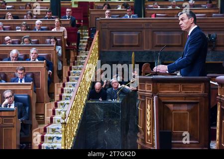 Madrid, Espagne. 15 novembre 2023. Pedro Sanchez, chef du Parti socialiste ouvrier espagnol (PSOE), prononce un discours lors du débat d'investiture à Madrid, en Espagne, le 15 novembre 2023. Le Congrès des députés (Parlement) a commencé mercredi le deuxième débat sur l'investiture du dirigeant du Parti socialiste ouvrier espagnol (PSOE) Pedro Sanchez comme prochain Premier ministre du pays après les élections générales de juillet 23. POUR ALLER AVEC «les législateurs débattent d'un nouveau mandat pour le Premier ministre par intérim espagnol Sanchez» crédit : Meng Dingbo/Xinhua/Alamy Live News Banque D'Images