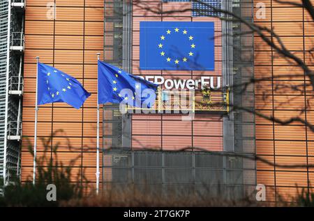 Bruxelles. 15 novembre 2023. Cette photo prise le 15 novembre 2023 montre une partie du bâtiment de la Commission européenne à Bruxelles, en Belgique. L'économie de l'Union européenne (UE) a perdu son élan en 2023, selon les prévisions économiques d'automne de la Commission européenne publiées ici mercredi. La Commission a revu à la baisse ses prévisions de croissance économique dans l'UE et dans la zone euro cette année à 0,6 %, contre 0,8 % auparavant. Crédit : Zhao Dingzhe/Xinhua/Alamy Live News Banque D'Images