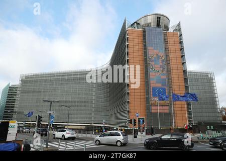 Bruxelles. 15 novembre 2023. Cette photo prise le 15 novembre 2023 montre le bâtiment de la Commission européenne à Bruxelles, en Belgique. L'économie de l'Union européenne (UE) a perdu son élan en 2023, selon les prévisions économiques d'automne de la Commission européenne publiées ici mercredi. La Commission a revu à la baisse ses prévisions de croissance économique dans l'UE et dans la zone euro cette année à 0,6 %, contre 0,8 % auparavant. Crédit : Zhao Dingzhe/Xinhua/Alamy Live News Banque D'Images