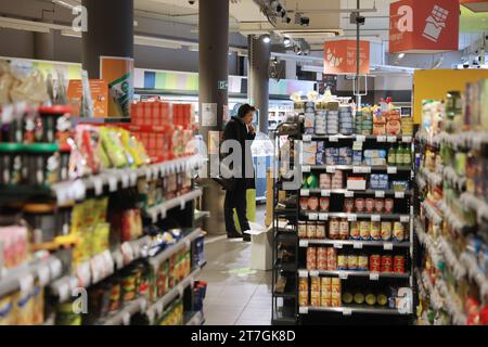 Bruxelles, Belgique. 15 novembre 2023. Un client fait ses courses dans un supermarché à Bruxelles, Belgique, le 15 novembre 2023. L'économie de l'Union européenne (UE) a perdu son élan en 2023, selon les prévisions économiques d'automne de la Commission européenne publiées ici mercredi. La Commission a revu à la baisse ses prévisions de croissance économique dans l'UE et dans la zone euro cette année à 0,6 %, contre 0,8 % auparavant. Crédit : Zhao Dingzhe/Xinhua/Alamy Live News Banque D'Images