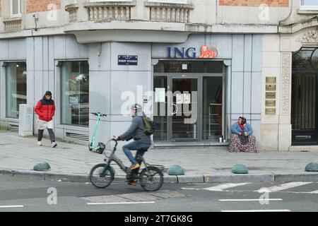 Bruxelles, Belgique. 15 novembre 2023. Un bureau d'une institution financière est photographié dans une rue de Bruxelles, en Belgique, le 15 novembre 2023. L'économie de l'Union européenne (UE) a perdu son élan en 2023, selon les prévisions économiques d'automne de la Commission européenne publiées ici mercredi. La Commission a revu à la baisse ses prévisions de croissance économique dans l'UE et dans la zone euro cette année à 0,6 %, contre 0,8 % auparavant. Crédit : Zhao Dingzhe/Xinhua/Alamy Live News Banque D'Images