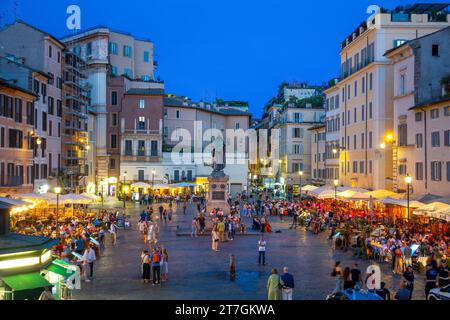 Campo de' Fiori, Rome, Italie. Restaurants et visiteurs la nuit. Rome vie nocturne vie nocturne Campo dei Fiori Piazza Square Restaurant et bars en plein air Banque D'Images