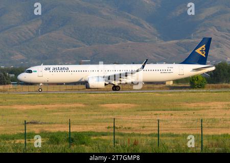 Air Astana Airbus A321neo roulage. Avion A321 NEO de AirAstana à Almaty aéroport Kazakhstan. Banque D'Images