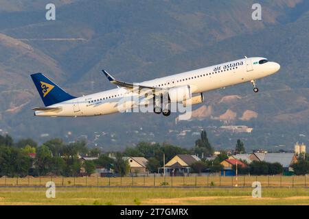 Avion Airbus A321neo d'Air Astana au départ de l'aéroport d'Almaty au Kazakhstan. Avion A321 NEO d'AirAstana pendant le décollage. Départ de l'avion. Banque D'Images