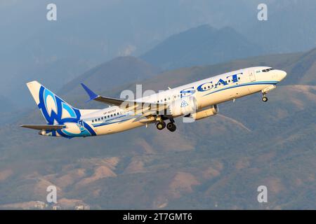 Boeing 737 Max 8 de Scat Airlines décollant de l'aéroport d'Almaty au Kazakhstan. Avion 737 MAX de Scat avec des montagnes derrière. Plan B737. Banque D'Images