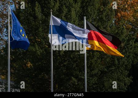 Besuch des finnischen Präsidenten Sauli Niinistö à Bonn. Auf dem Gelände der Villa Hammerschmidt wehen die Flaggen der eu, Finnlands und der Bundesrepublick Deutschland nebeneinander. Der finnische Präsident Sauli Niinistö besuchte gemeinsam mit dem deutschen Bundespräsidenten Frank-Walter Steinmeier Bonn. Bonn Nordrhein-Westfalen Deutschland Nur redaktioneller Gebrauch crédit : Imago/Alamy Live News Banque D'Images