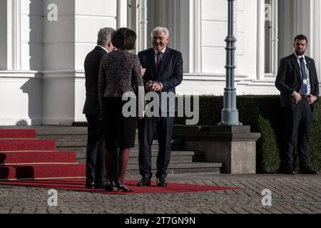 Besuch des finnischen Präsidenten Sauli Niinistö à Bonn. Bundespräsident Frank-Walter Steinmeier und Ehefrau Elke Büdenbender begrüßen den finnischen Präsidenten Sauli Niinistö und dessen Ehefrau Jenni Haukio. SIE besuchten besuchten gemeinsam mit dem deutschen Bundespräsidenten Bonn. Bonn Nordrhein-Westfalen Deutschland Nur redaktioneller Gebrauch crédit : Imago/Alamy Live News Banque D'Images