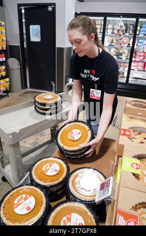 Crestwood, États-Unis. 15 novembre 2023. Angie Meyers, responsable boulangerie chez Schnucks Markets, présente des tartes à la citrouille fraîchement cuites pour Thanksgiving dans le magasin de Crestwood, Missouri, le mercredi 15 novembre 2023. Photo de Bill Greenblatt/UPI crédit : UPI/Alamy Live News Banque D'Images