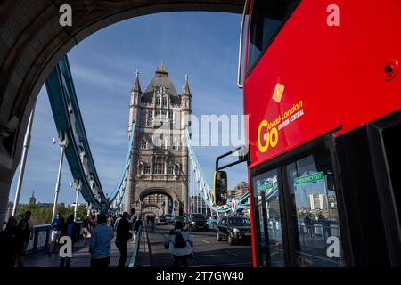 Un pont à deux étages traverse Tower Bridge à Londres, en Grande-Bretagne Banque D'Images