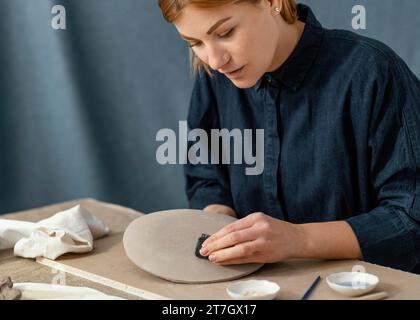 Plaque d'essuyage de femme en gros plan Banque D'Images