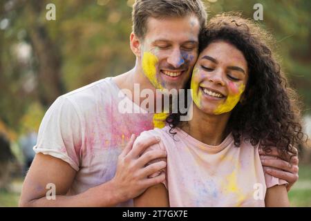 Un couple a embrassé le festival Holi Banque D'Images