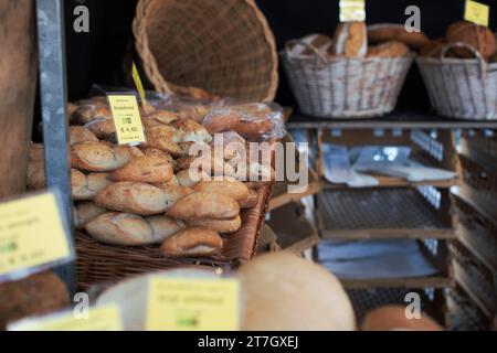 Panier à pain fraîchement cuit avec étiquette de prix Banque D'Images